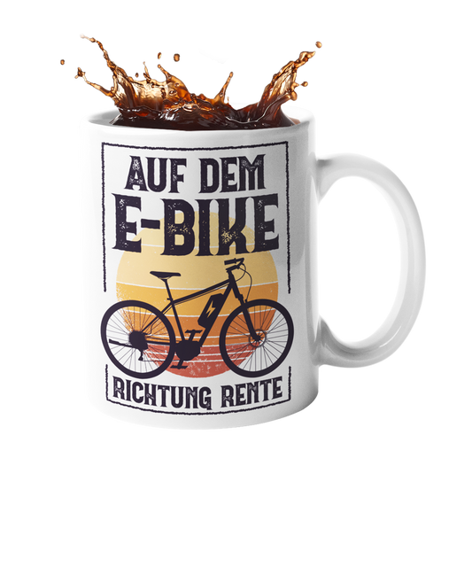 Tasse "Auf dem E-Bike Richtung Rente" Handmade-Lifestyle