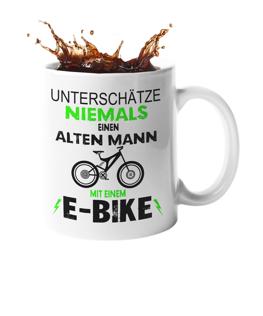 Tasse "Unterschätze niemals einen alten Mann mit seinem E-Bike" Handmade-Lifestyle